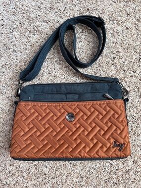 WOMENS LUG PIROUETTE CROSS-BODY BAG PURSE